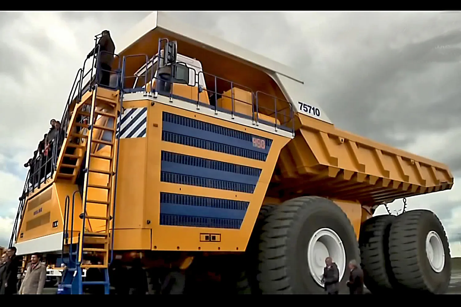 biggest dump truck in the world